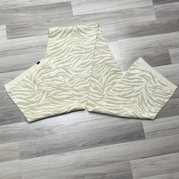 Athleta Animal print Chantilly Cream Sparkly Scarf Fall Winter Outdoor Mob Wife - Picture 6 of 7